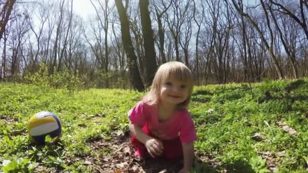 Caminhe em meninas da floresta — Vídeo de Stock