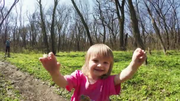 Caminhe em meninas da floresta — Vídeo de Stock