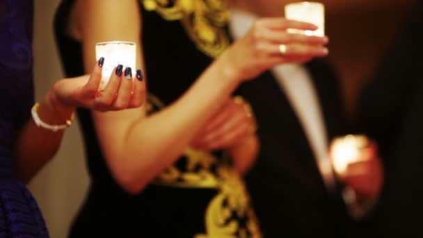 婚礼蜡烛在手中 — 图库视频影像