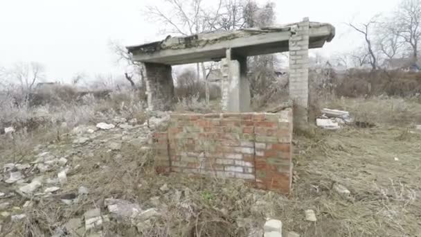 Edificio distrutto sulla natura — Video Stock