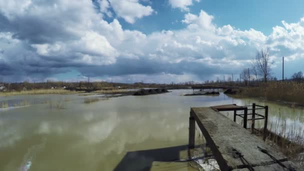 Espuma de aguas residuales sobre la naturaleza — Vídeos de Stock