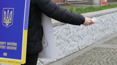 Sokakta broşür dağıtımı