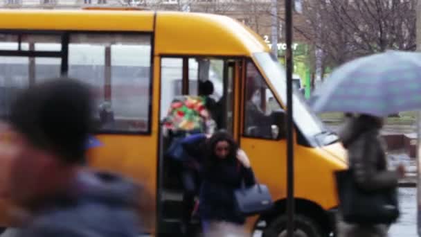 Plantation de personnes dans le tramway — Video