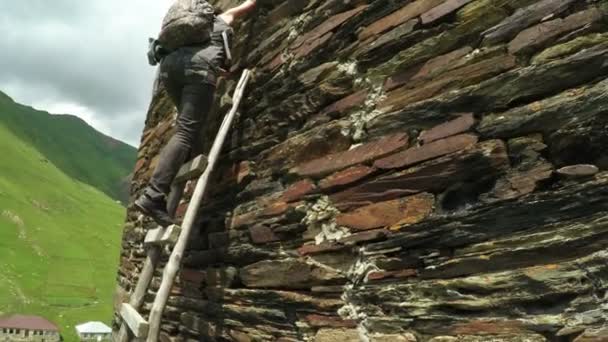 Fille sur les escaliers été — Video