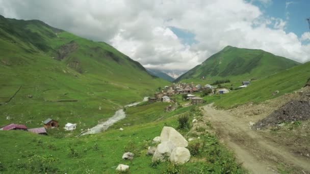 Village de montagne près de la rivière — Video