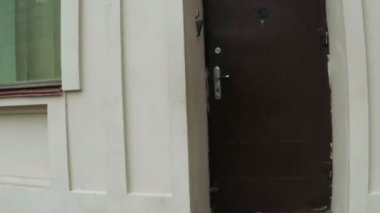 Kapı kolu doğa üzerinde açık