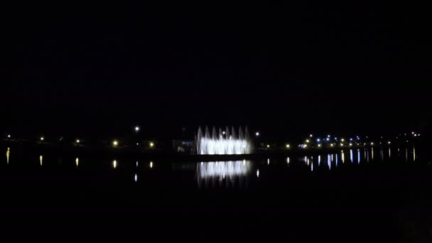 Танцюючий фонтан вночі — стокове відео