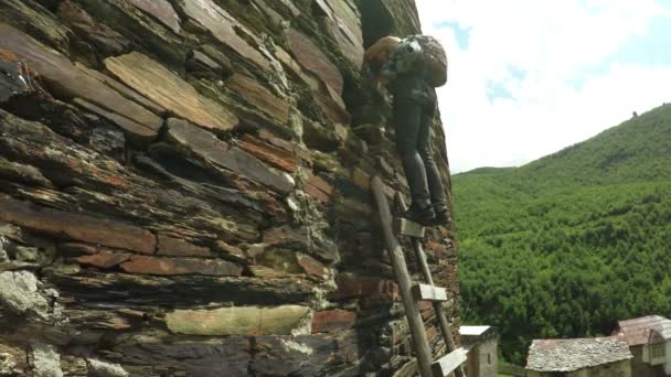 Fille sur les escaliers été — Video