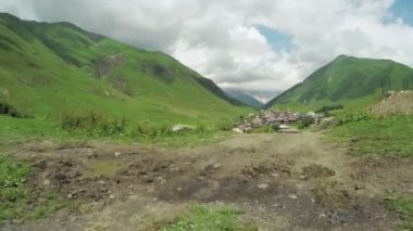 Dağ köyü Nehri yakınında