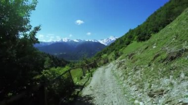 Dağları fotoğraf çekimi kadın