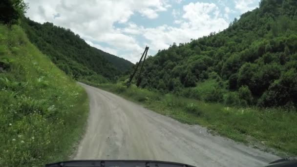 Bergweg van auto — Stockvideo