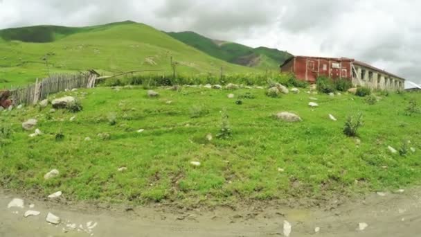 Горная деревня возле реки — стоковое видео