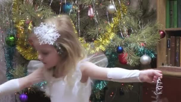 Mädchen im Kostüm am Weihnachtsbaum — Stockvideo