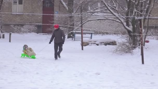 Vader en kind in de sneeuw — Stockvideo