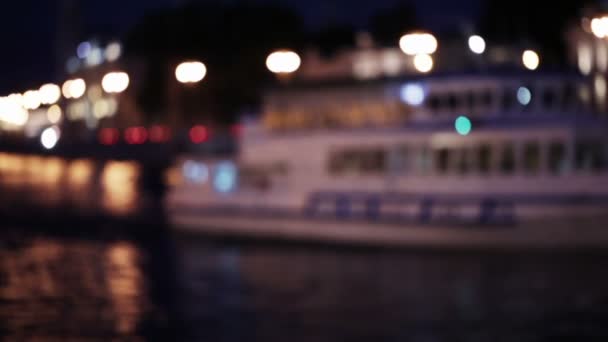 在晚上模糊船在河上 — 图库视频影像