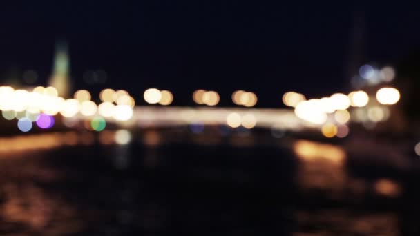 在晚上模糊船在河上 — 图库视频影像