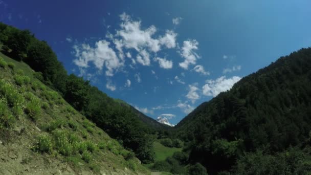 Vista de los picos de montaña montañas Svaneti — Vídeo de stock