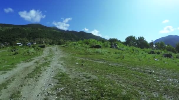 Straße mit Steinen in den Bergen — Stockvideo