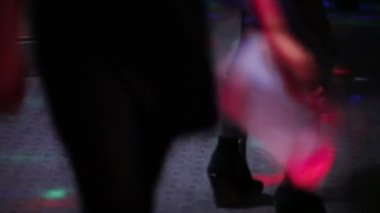 Ayakları üzerinde unutulmamalı dans