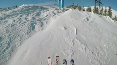 Kayak asansöründen iniyor