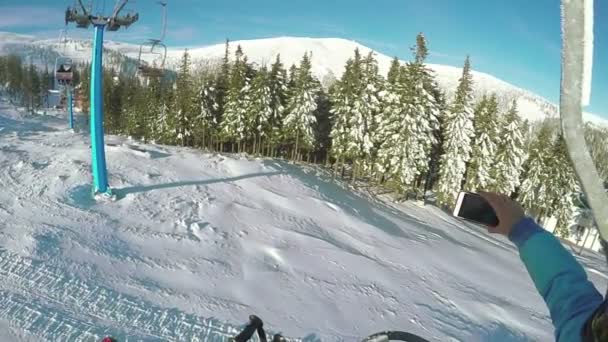 Selfie en las montañas invierno — Vídeos de Stock