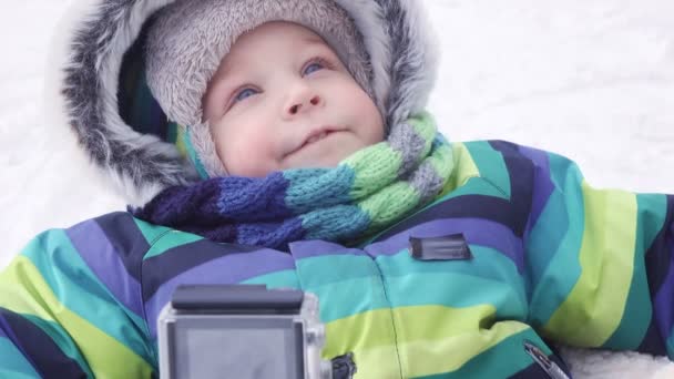Niño en trineo en invierno — Vídeo de stock