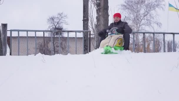 Батько і дитина в снігу — стокове відео