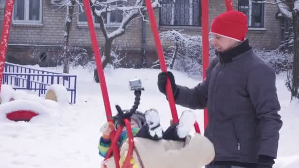 Criança em balanço no inverno — Vídeo de Stock