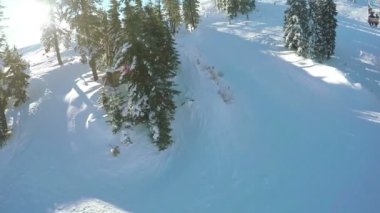 Kayak asansöründen iniyor