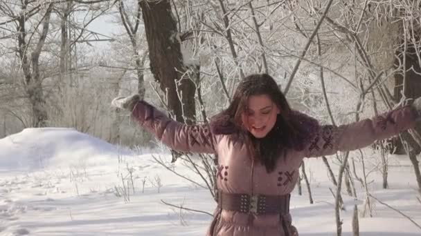 Девушка в зимнем лесу — стоковое видео