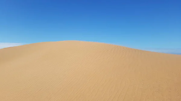 Hermosa Duna Arena Del Desierto Perfecto Con Cielo Azul Fondo —  Fotos de Stock