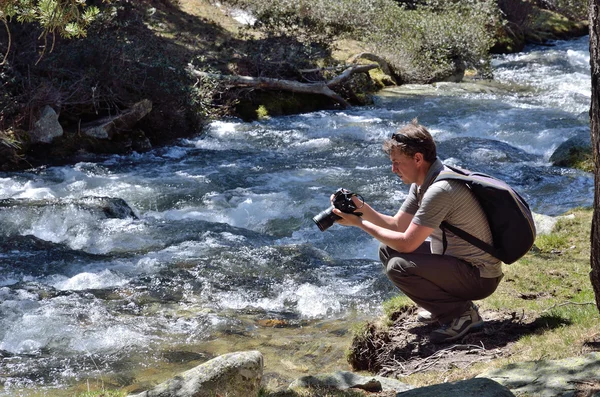 Fotografar nas montanhas da primavera — Fotografia de Stock