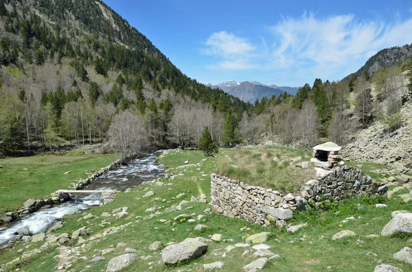 Vale das Terras Altas com uma torrente glacial — Fotografia de Stock