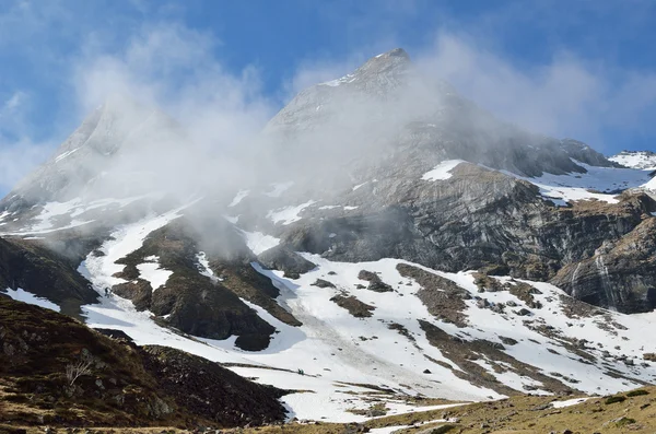 Turiști pe panta de primăvară în Troumouse circ — Fotografie, imagine de stoc