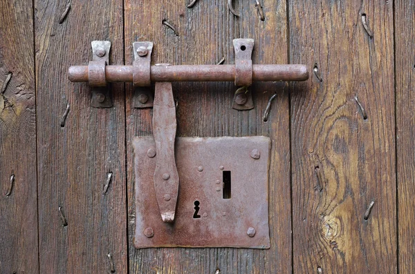 Cerradura de estilo antiguo con un hasp en la entrada de madera — Foto de Stock