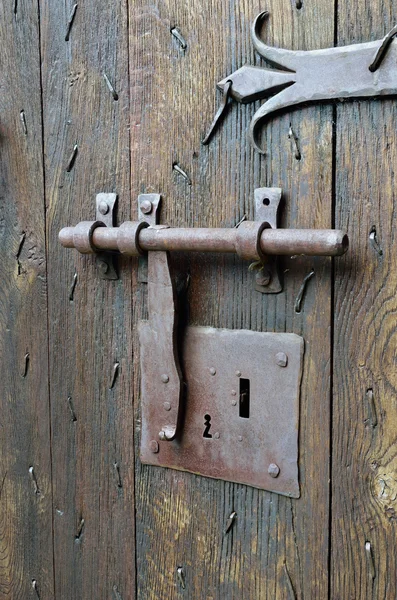 Cerradura antigua con un hasp en la entrada de madera — Foto de Stock