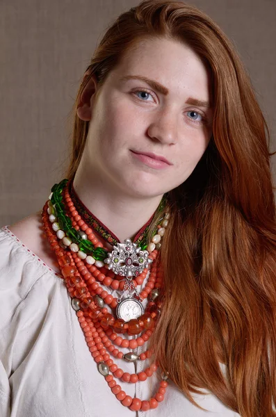 Ukrainka z tradycyjnej biżuterii — Zdjęcie stockowe