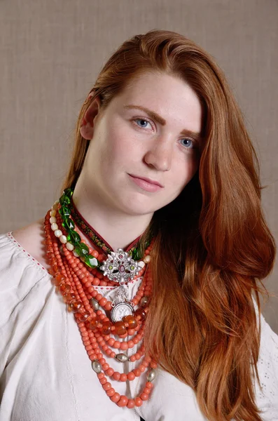 Ukrainisches Mädchen mit traditionellem Schmuck — Stockfoto