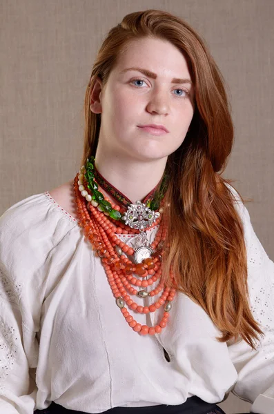 Menina ucraniana com as jóias tradicionais — Fotografia de Stock
