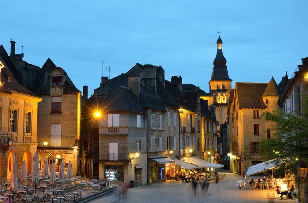 Paesaggio urbano serale della città francese Sarlat — Foto Stock