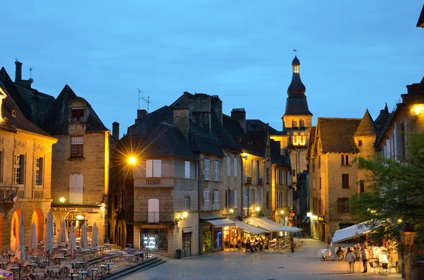 Abendliches Stadtbild der französischen Stadt Sarlat — Stockfoto