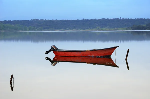 Small vessel on the lake — Stock Photo, Image