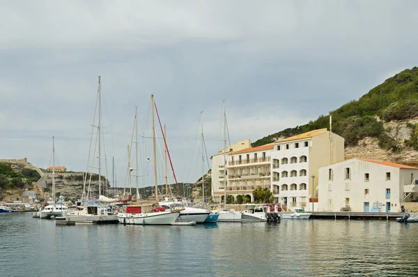 Nadmorskie miasteczko Bonifacio na Morzu Śródziemnym wyspa Corsica — Zdjęcie stockowe
