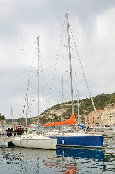 Moderní jachty v přístavu Bonifacio — Stock fotografie