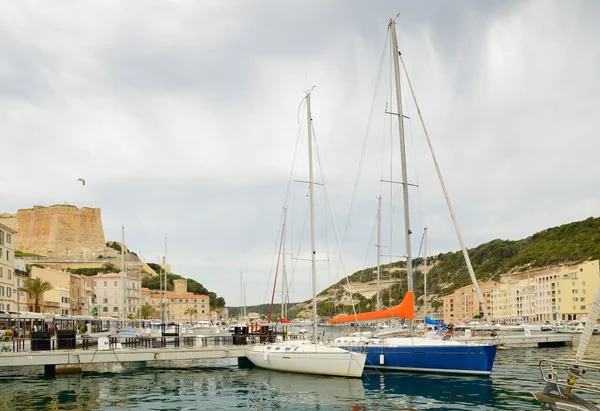 Ville côtière Bonifacio dans la Méditerranée île de Corse — Photo