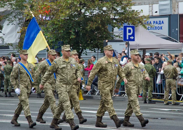 Soldats ukrainiens défilant au défilé militaire — Photo