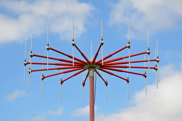 Antenna Campo Aviazione Rosso Con Dipoli Sfondo Cielo — Foto Stock