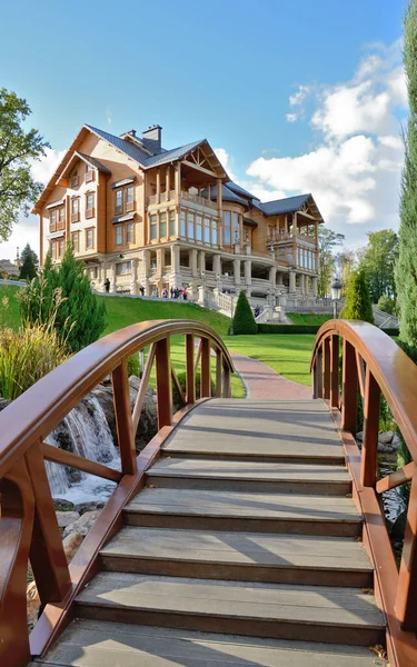 Holzbrücke Vor Honka Haus Mezhyhirya Park Der Nähe Von Kiew — Stockfoto