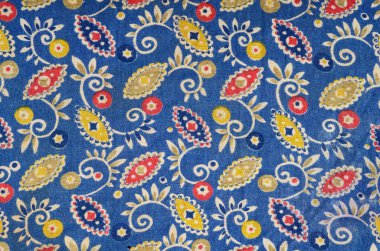 Çadır bezi, soyut halk tarafından mavi ve kırmızı renklerle boyanmış.