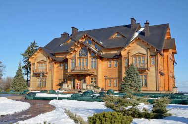 2019 kışında Kyiv Ukrayna yakınlarındaki Novi Petrivtsi 'deki Mezhyhirya Parkı' nda Honka iskan binası.